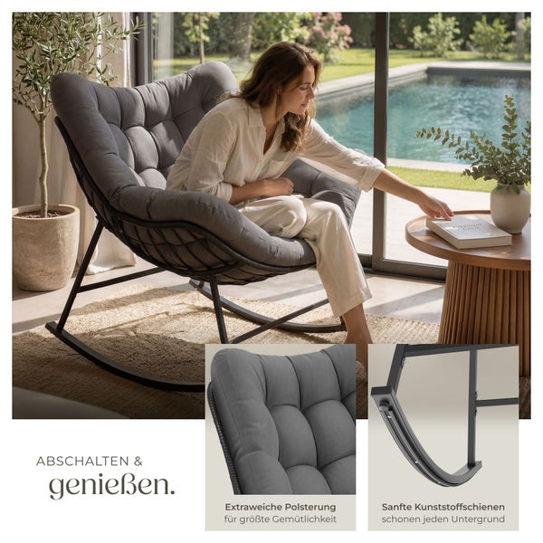 Moderner grauer Schaukelsessel mit weicher Polsterung und Metallgestell in einem hellen Wohnzimmer mit Poolblick sowie Details zum Bodenschutz.