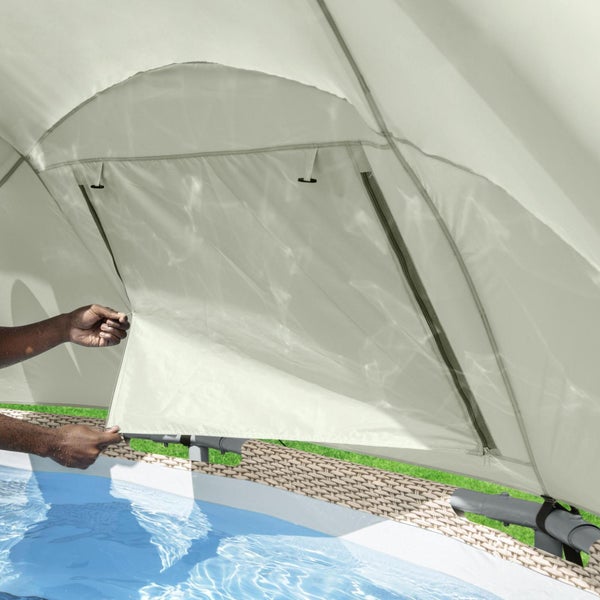 Detailansicht eines Pools mit Poolüberdachung und einer Person, die einen Reißverschluss schließt