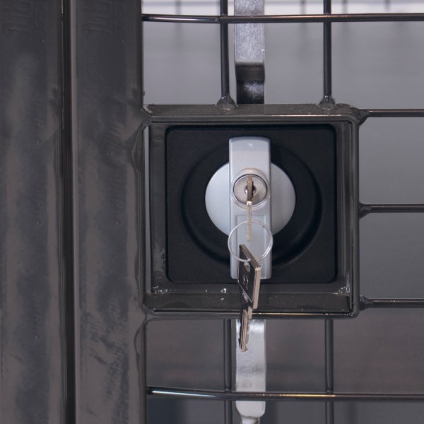 Schloss mit Schlüssel in einem Gitterzaun