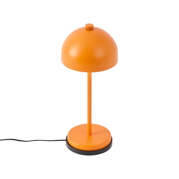 Tischleuchte aus Metall in Orange mit kuppelförmigem Schirm und schwarzem Standfuß.