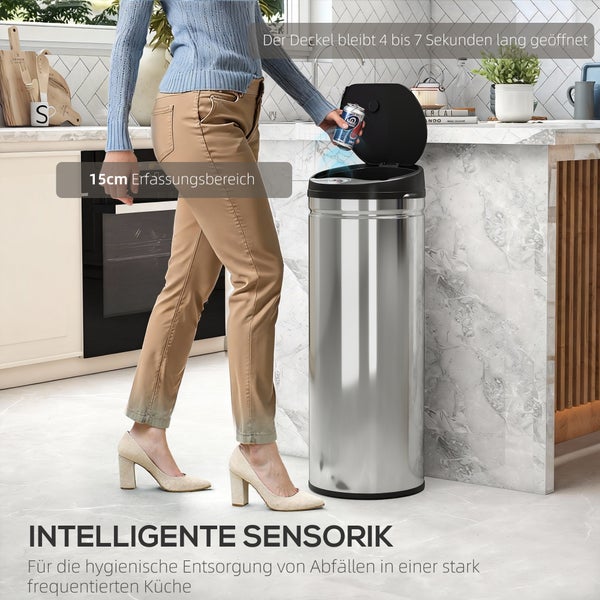 Frau entsorgt Dose in Sensor Mülleimer in der Küche