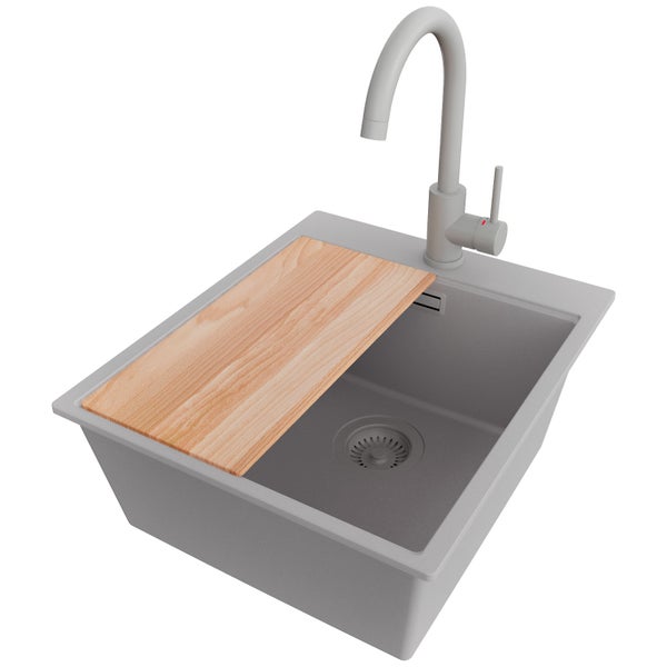 Spüle mit Schneidebrett und Armatur