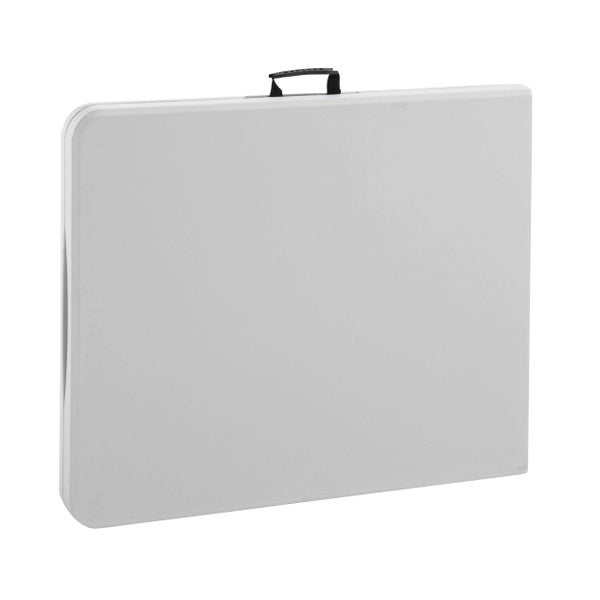 Zusammengeklappter weißer Klapptisch aus Kunststoff mit schwarzem Tragegriff.