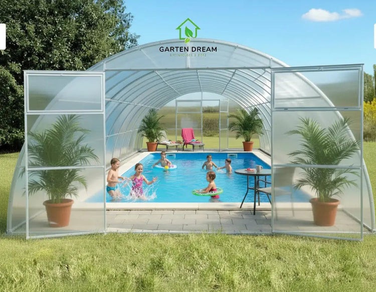 Garten Dream Logo. Transparente, bogenförmige Poolüberdachung mit offenem Eingangsbereich über einem Außenpool mit Palmen und Gartenmöbeln.