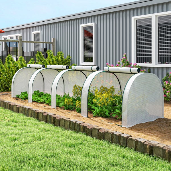 Folientunnel für Hochbeet als Pflanzenschutz vor einem Gartenhaus mit Rasenfläche.