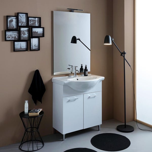 Badezimmer mit Waschbeckenunterschrank, Spiegel, Lampe und Dekoration