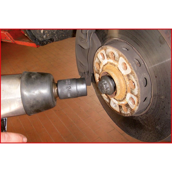 Satz farbiger Radmutternschlüssel in blauem Werkzeugkasten