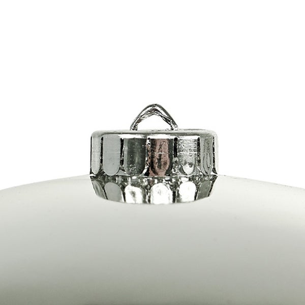 Detail einer Christbaumkugel mit Aufhänger