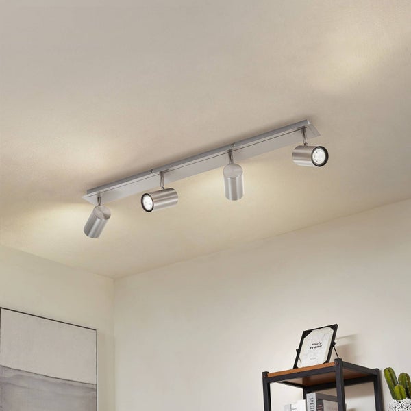 Deckenleuchte mit vier Strahlern aus Metall im Innenraum.