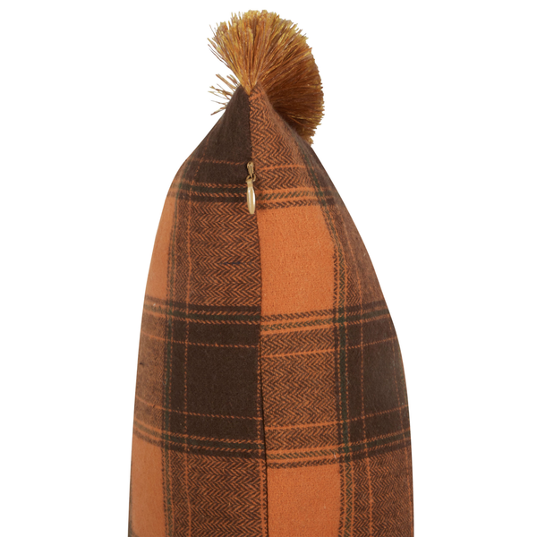 Quadratisches Zierkissen mit kariertem Muster und Quaste oben