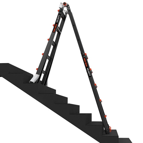 Mehrzweckleiter auf einer Treppe für flexible Höheneinstellung.