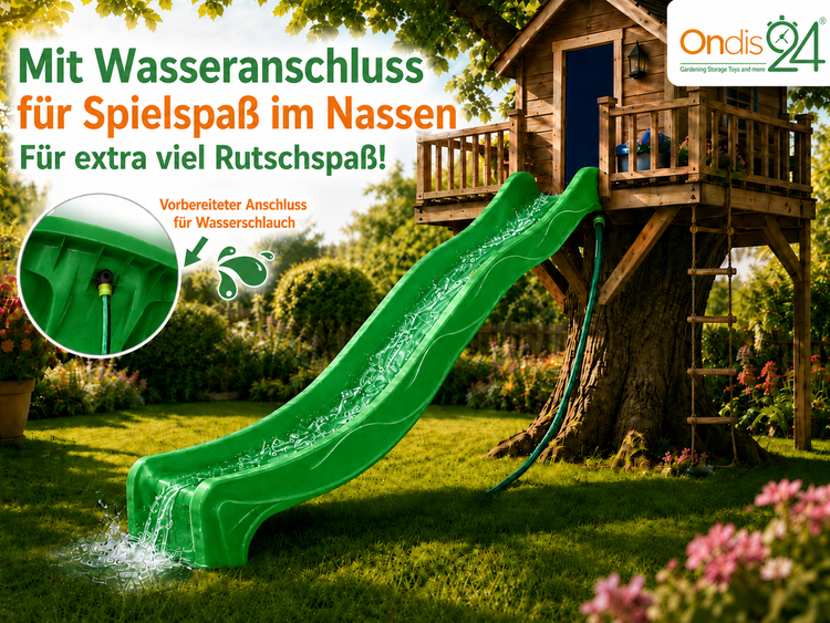 Gartenrutsche mit Wasseranschluss für Gartenschläuche, montiert an einem hölzernen Baumhaus in einem sonnigen Garten. Ondis24 Logo.
