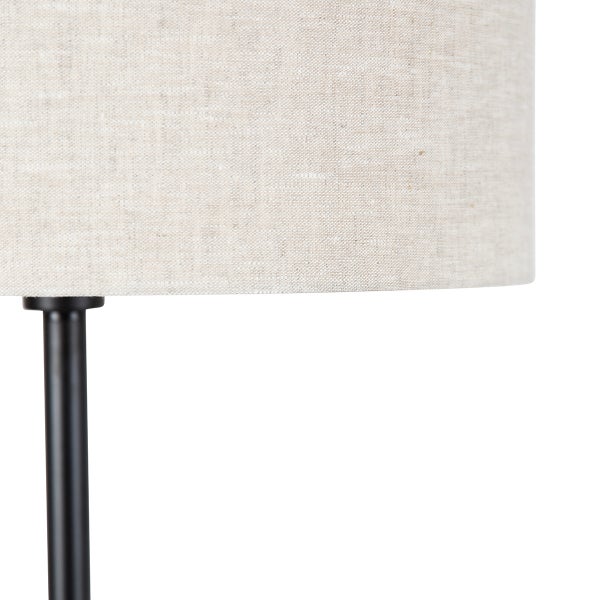 Detail einer Stehlampe mit Stoffschirm und Metallfuß