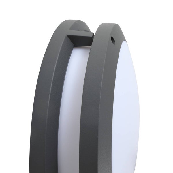 Rückseite einer runden Lindby LED-Leuchte mit Montagesockel, technischem Aufkleber mit IP54 Schutzart, Lindby Logo und CE-Kennzeichnung.