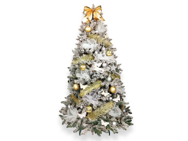 Geschmückter, künstlicher Weihnachtsbaum mit Schneeoptik, dekoriert mit Kugeln, Schleifen und künstlichen Zweigen.