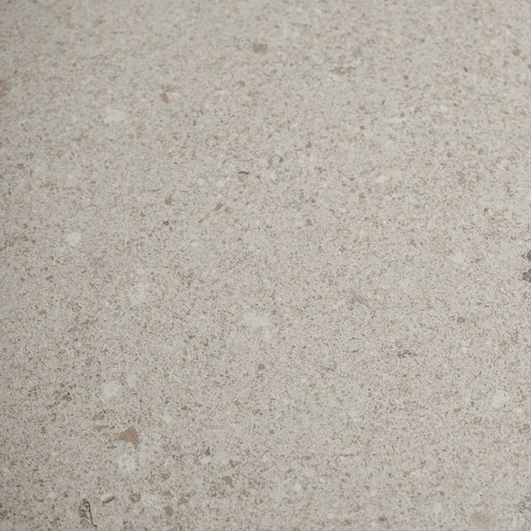 Fliesenoberfläche mit feinkörniger Steinoptik und gesprenkelter Textur