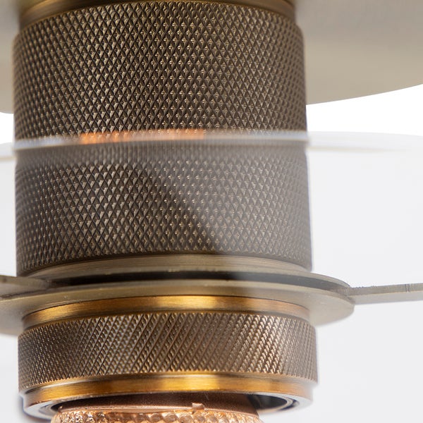 Detailaufnahme eines Lampensockels mit gerändelter Oberfläche