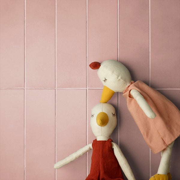 Rechteckige Wandfliesen in einem modern gestalteten Kinderzimmer mit Stoffpuppen als Dekoration.