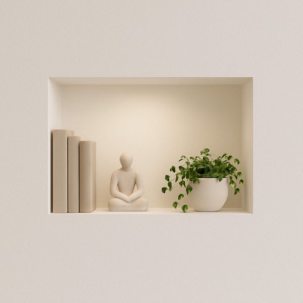 Rechteckige Wandnische mit Dekoration: Bücher, eine meditierende Figur und eine Pflanze in einem Topf. Minimalistisches, organisiertes Design.