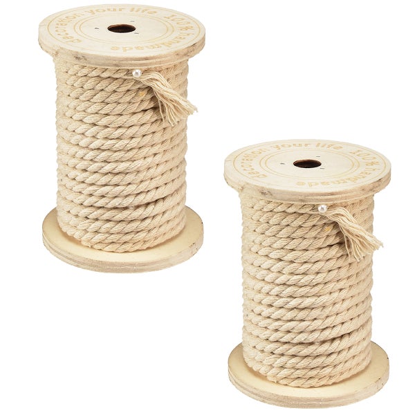 Zwei Seilwickel aus Holz mit gewickeltem Seil