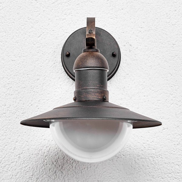 Rustikale Außenwandleuchte aus dunklem Metall mit weißem Glasdiffusor.