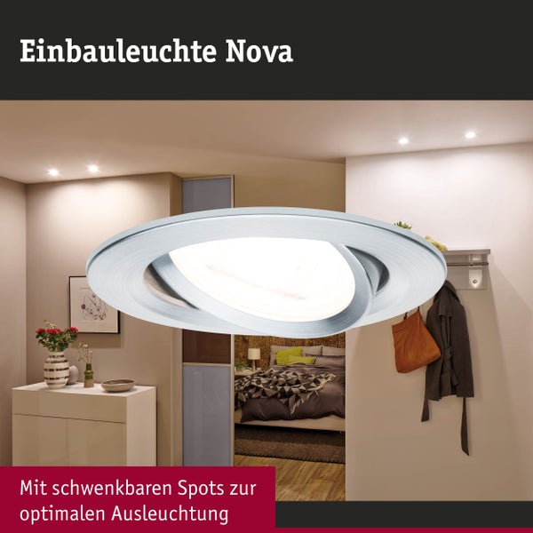 Schwenkbare Einbauleuchte Nova aus Metall vor einem modern eingerichteten Flur und Schlafzimmer.