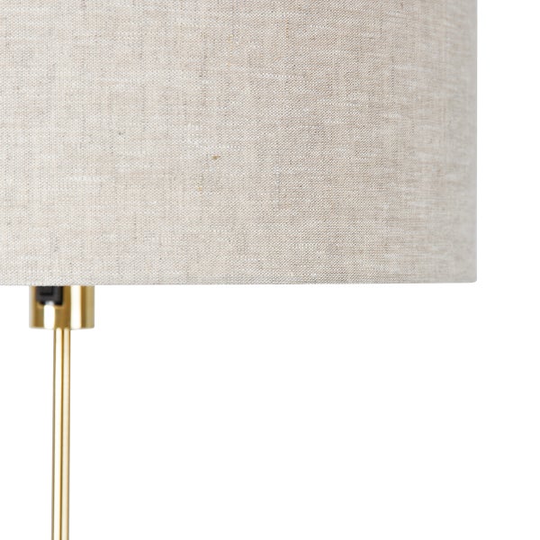 Detail einer Stehlampe mit Textilschirm und Metallfuß