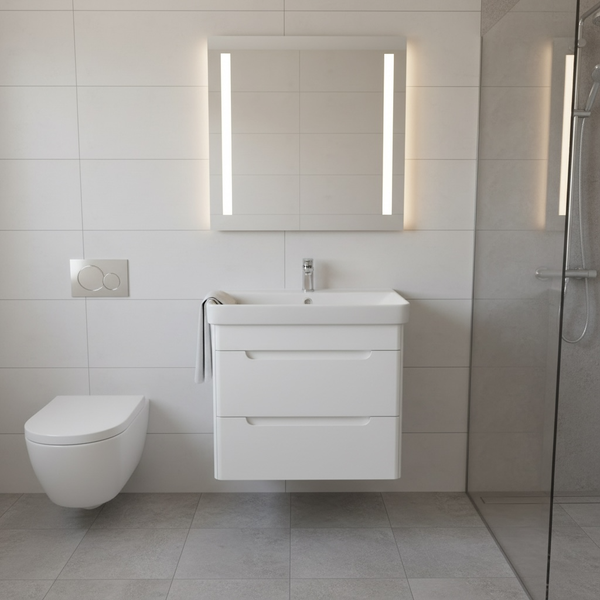 Modernes Badezimmer mit Toilette, Waschbeckenunterschrank und beleuchtetem Spiegel