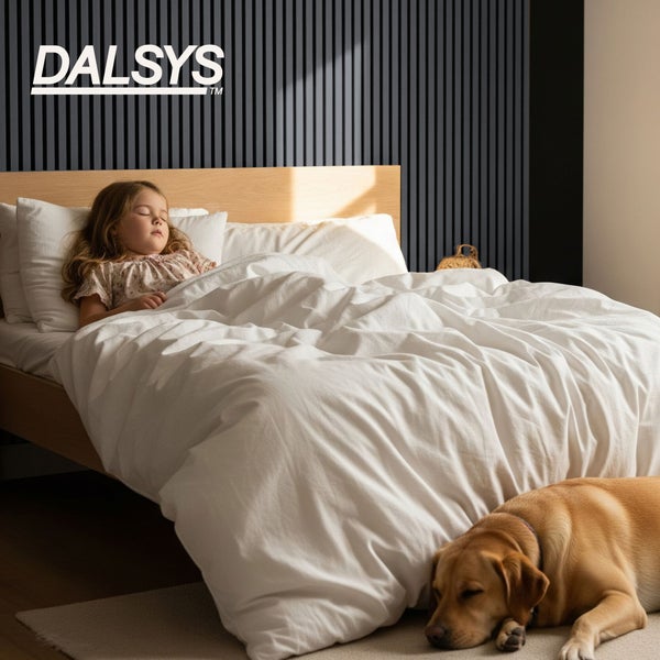 Dalsys Logo. Schlafzimmer mit dunkelgrauen Akustikpaneelen an der Wand hinter einem Holzbett mit schlafendem Kind und einem Hund davor.