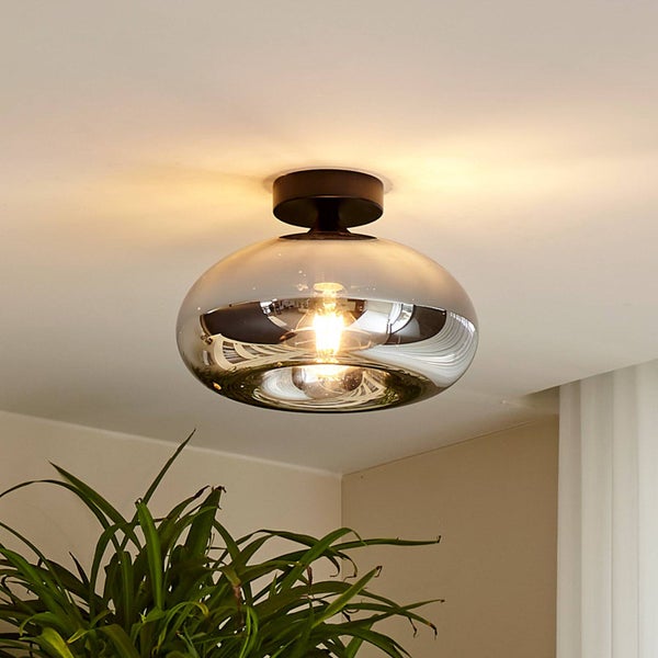 Moderne Deckenleuchte mit abgerundetem Glasschirm in verspiegelter Optik und schwarzer Halterung.