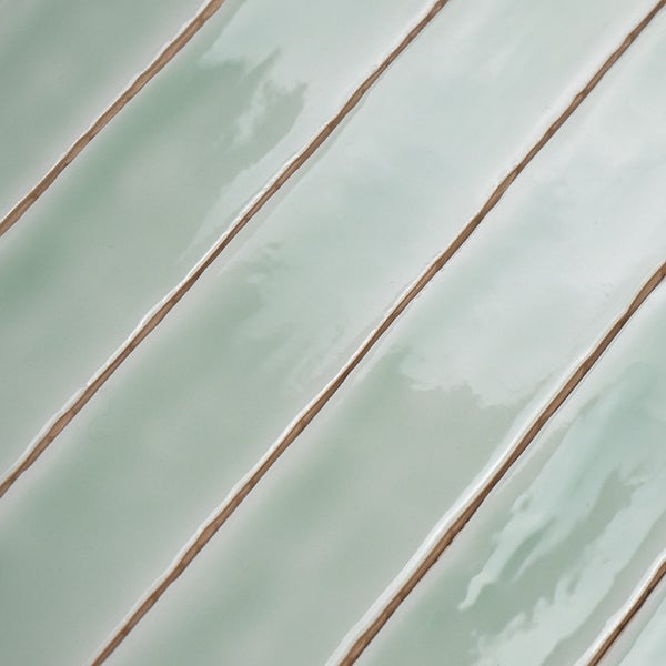Wandfliese mit glatter glänzender Oberfläche in länglicher Optik für Innenbereiche