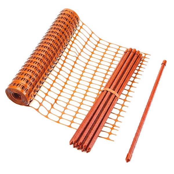 Absperrzaun-Set bestehend aus einer Rolle orangefarbenem Kunststoffnetz und passenden Absperrstangen.
