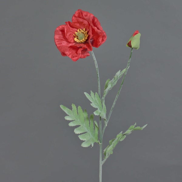 Künstliche Mohnblume mit einer roten Blüte, einer Knospe und grünen Blättern an einem Stiel.