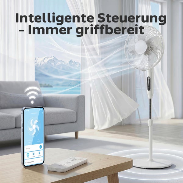 Weißer Standventilator im Wohnzimmer mit App-Steuerung über Smartphone und Fernbedienung sowie Darstellung des Luftstroms.