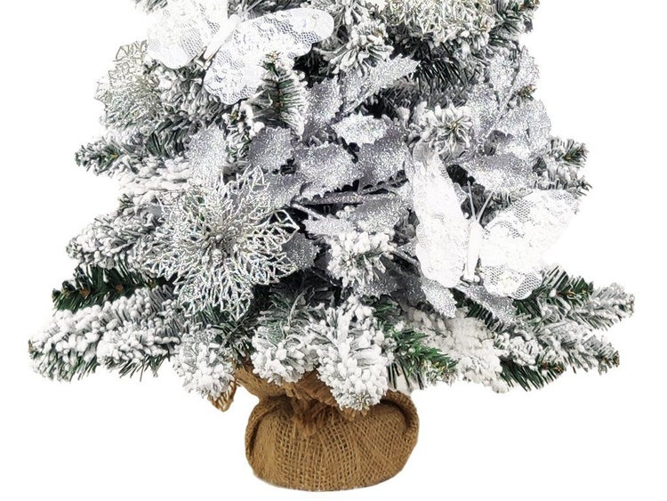Künstlicher Weihnachtsbaum mit Schneeeffekt und Dekoration wie Schmetterlinge und Blumen im Jutesack