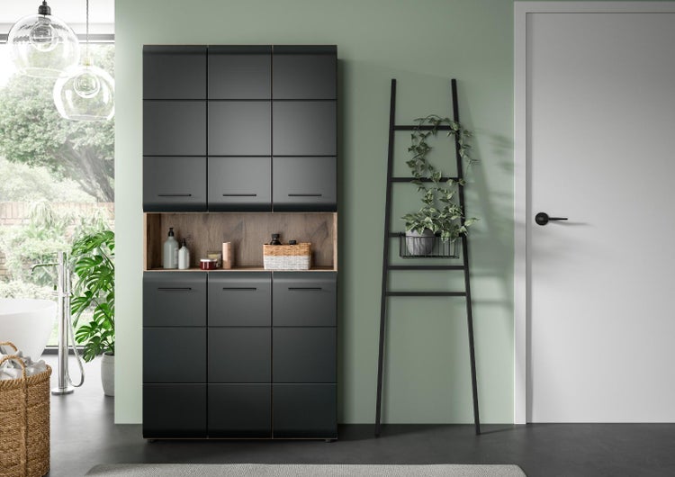 Modernes Badezimmer mit großem matt schwarzem Highboard mit offenem Holzfach und einem dekorativen Leiterregal mit einer Pflanze.