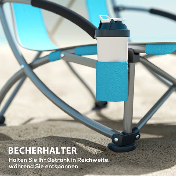 Becherhalter aus Stoff an einem Strandstuhl mit Metallgestell und eingesetztem Trinkbecher.