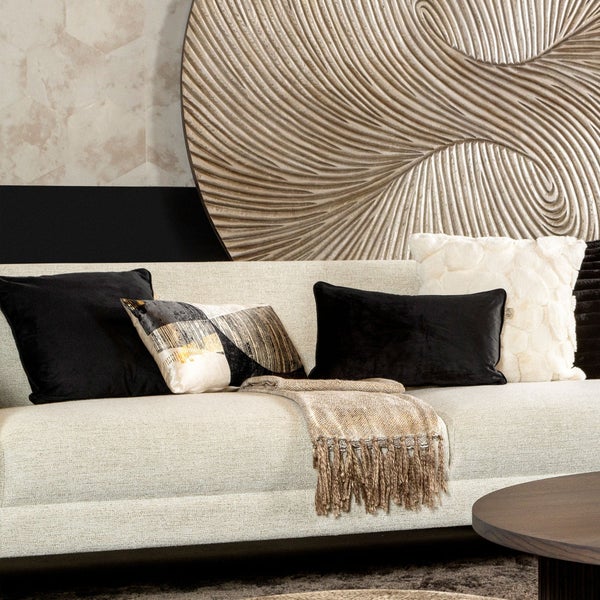 Dekoratives Wohnzimmer mit Sofa, Kissen und Wandkunst