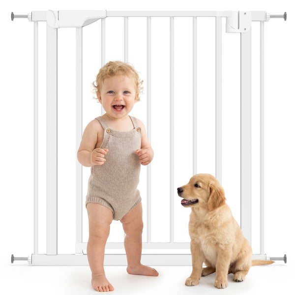 Weißes Kinderschutzgitter aus Metall mit einem Kleinkind und einem Welpen davor.