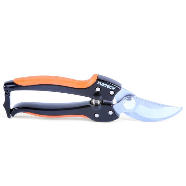 Fuxtec Bypass-Gartenschere mit ergonomischen Griffen in Orange und Schwarz sowie Stahlklingen.