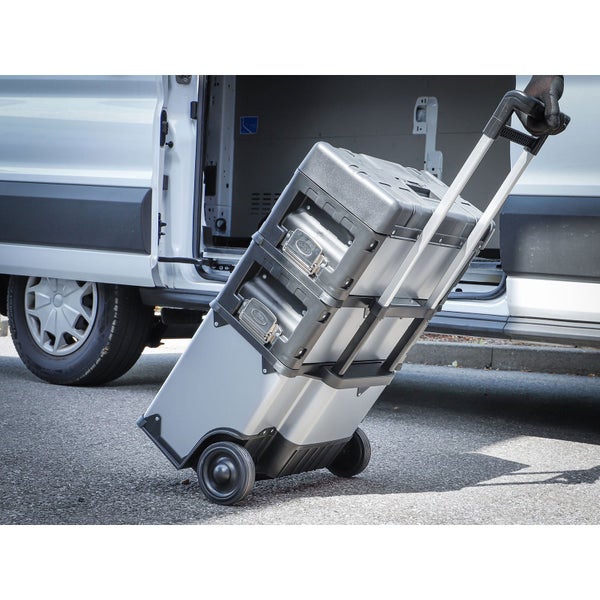 Werkzeugkoffer Trolley mit Teleskopgriff vor Lieferwagen