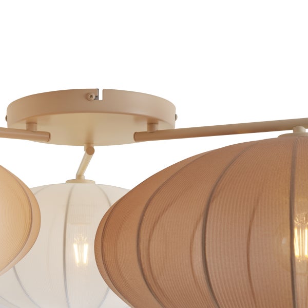 Mehrflammige Deckenleuchte aus Metall und Stoff mit ovalen Schirmen in Beige und Weiß sowie sichtbaren Filament-Leuchtmitteln.