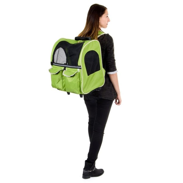 Frau mit grünem Tierrucksack für den Transport von Haustieren