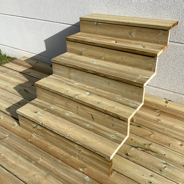 Holztreppe für den Außenbereich auf einer Terrasse