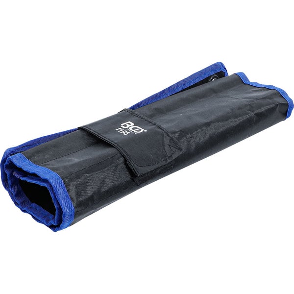 Drei zylindrische Holzbriketts aus gepresstem Holz zum Heizen.