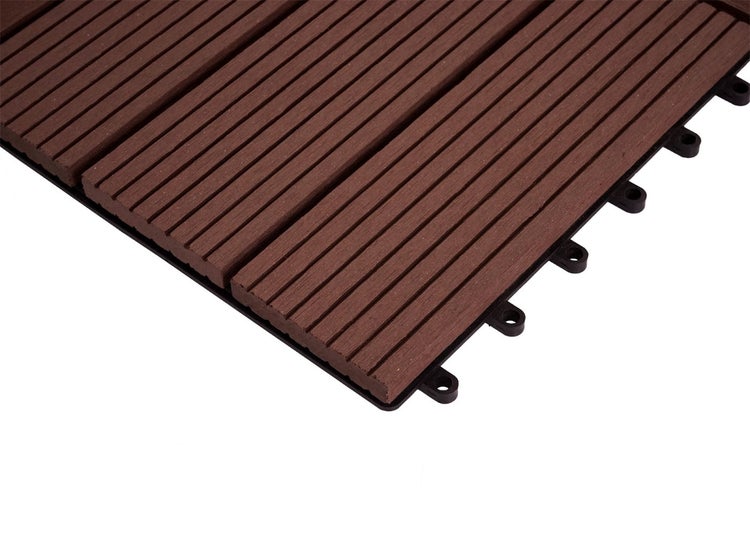 Braune WPC-Terrassenfliese mit gerillter Oberfläche und Klicksystem für Balkon oder Terrasse.
