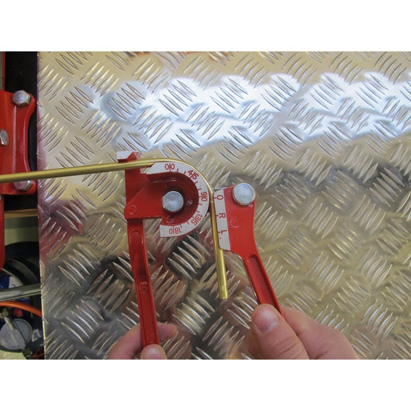 Rohrbiegegerät beim Biegen eines Rohres