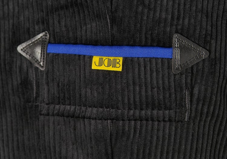 Detail einer Cord-Hosentasche mit Leder-Ecken und JOB Logo