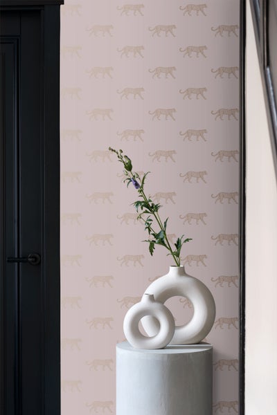 Dekorative Tapete mit Leopardenmuster in einem Innenraum, ergänzt durch moderne Vasen.