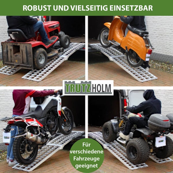 Vierfeldansicht von verschiedenen Fahrzeugen, die auf Aluminiumrampen verladen werden, inklusive Rasentraktor, Motorroller, Motorrad und Quad
